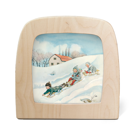 Toverlux Silhouettenlampe Februar, Holzrahmen mit Winterszene: Kinder beim Schlittenfahren vor schneebedecktem Haus