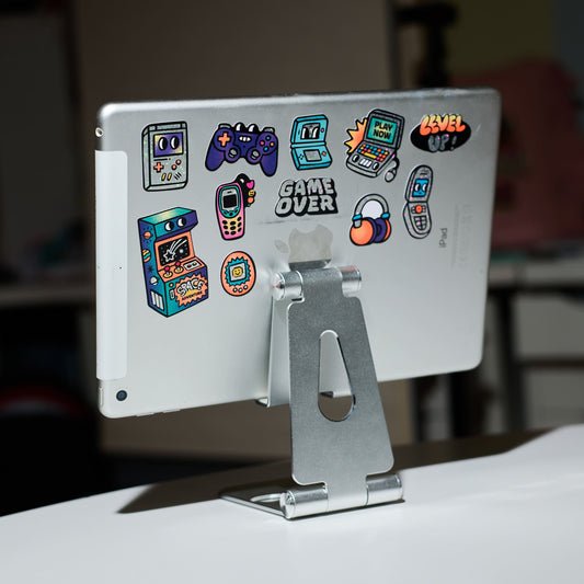 OMY Game Boy Sticker auf weißer Platte mit Gaming-Motiven wie Gameboy, Controller und Arcade-Automat