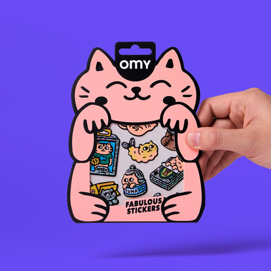 OMY Kitty Sticker-Set in Katzenform mit bunten Motiven, Hand öffnet die rosafarbene Verpackung