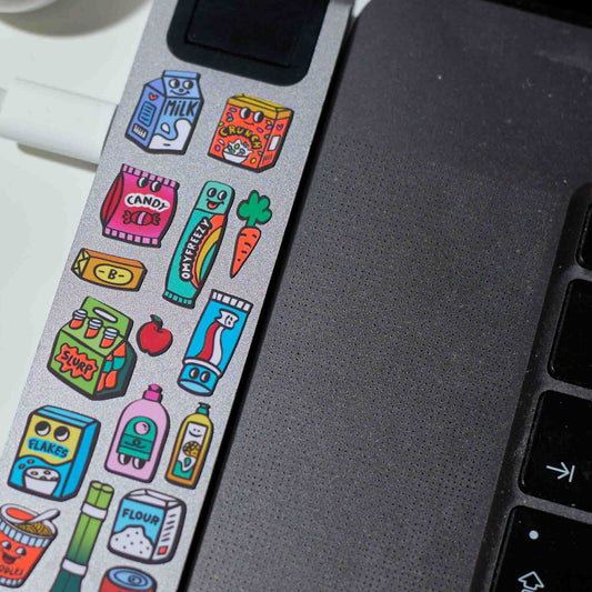 OMY Boutique Super Market Sticker auf Laptop aufgeklebt, bunte Supermarkt-Motive in Streifen