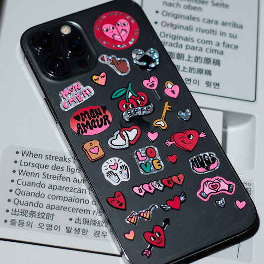 Schwarze Handyhülle mit bunten OMY Love Stickern in Rosa, Rot und Weiß, darunter Herzen, Lippen und Schriftzüge