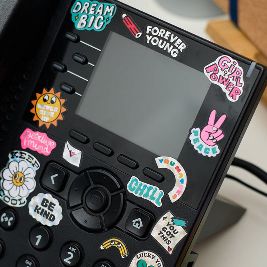 OMY Iconic Messages Sticker auf schwarzem Handheld-Gerät, bunte Aufkleber mit Sprüchen