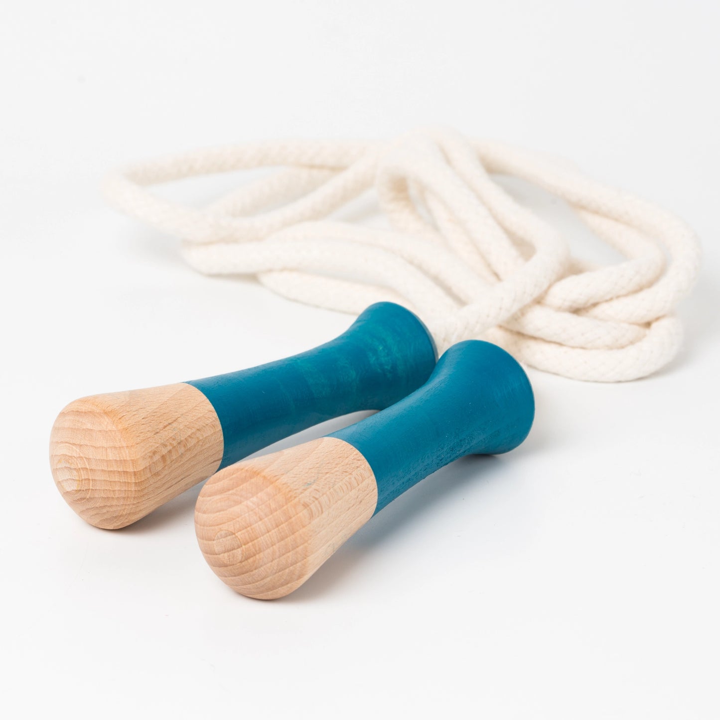 Springseil Me&Mine mit natürlichen Holzgriffen und grauem Seil für Kinder