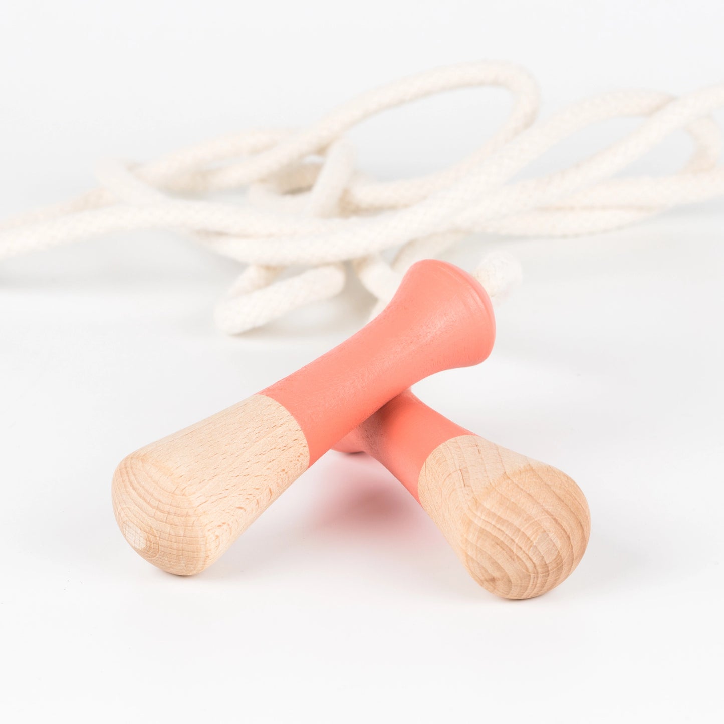 Springseil Me&Mine mit natürlichen Holzgriffen und grauem Seil für Kinder