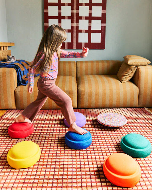 Sieben farbige Stapelsteine und Balance Board von Stapelstein in minimalistischem Design