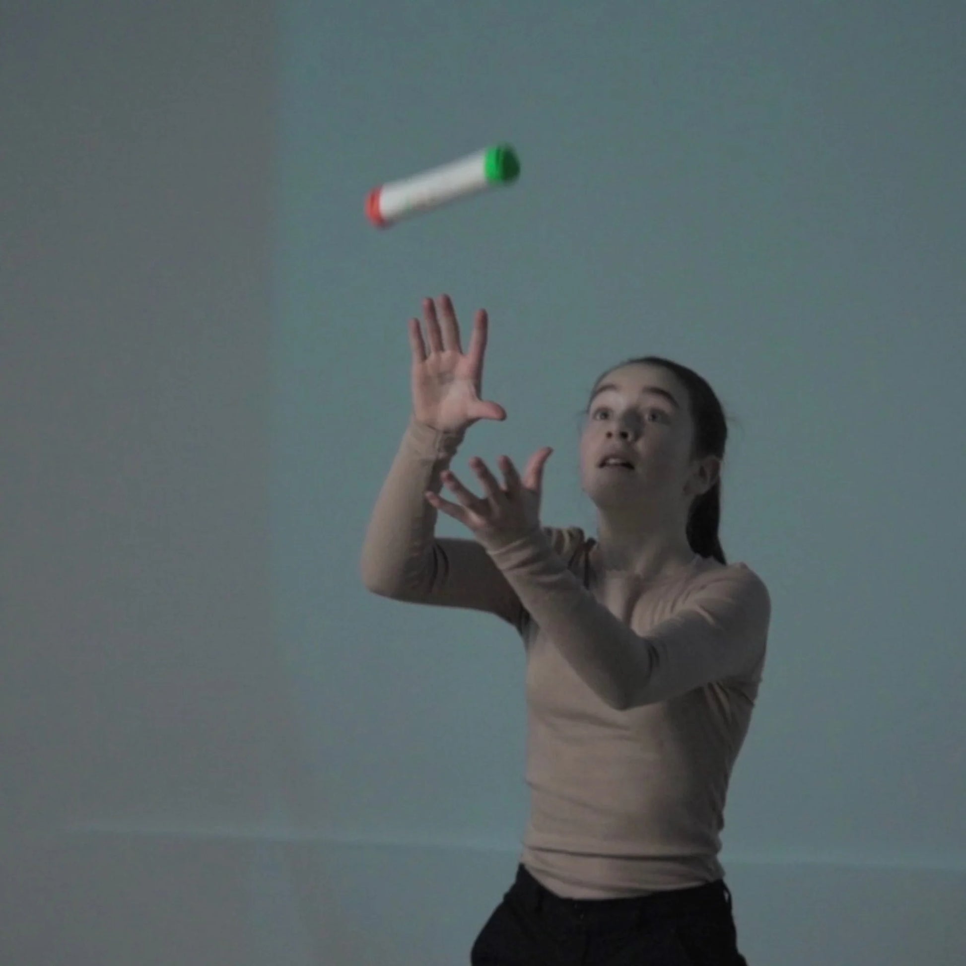 Stickflip Geschicklichkeitsspiel mit bunten Sticks und digitaler Anzeige