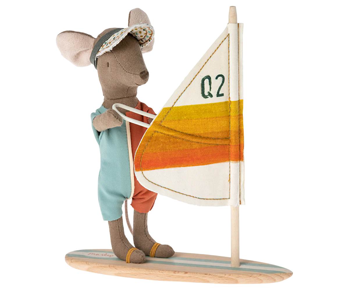 Strandmaus Surfer großer Bruder von Maileg mit Surfboard, Puppenhaus-Zubehör