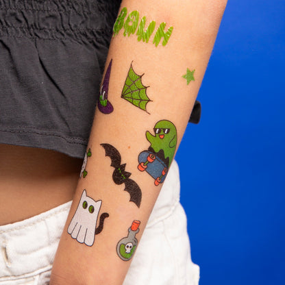 OMY Tattoos Boo mit Halloween-Motiven auf Kinderarm: Monster, Gespenst, Fledermäuse, Spinnennetz