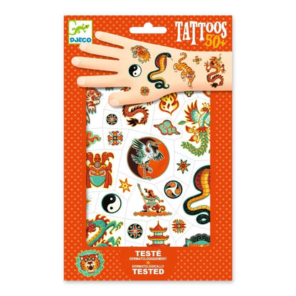 Bunte Tattoo-Sticker mit Martial-Arts-Motiven von Djeco zum Aufkleben auf die Haut
