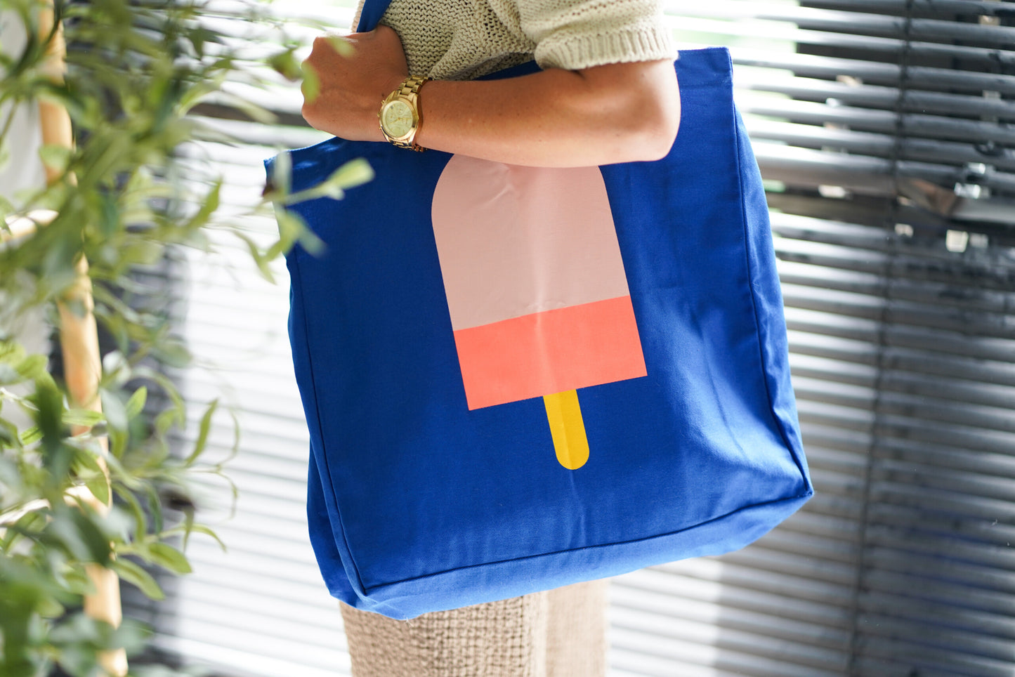 Stofftasche Engel mit buntem Eiscreme-Motiv-Druck in Pastellfarben