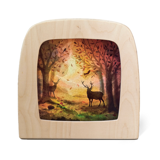 Toverlux Komorebi Silhouettenlampe mit Holzrahmen, zwei Hirsche im Herbstwald mit warmem Gegenlicht