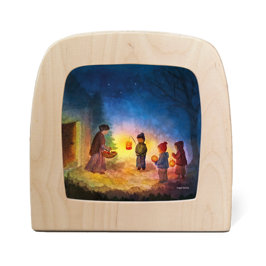 Toverlux Silhouettenlampe aus Holz mit fünf Kindern um leuchtende Laterne bei Nacht