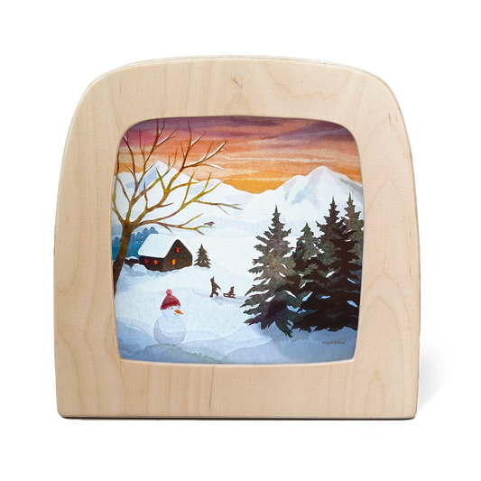 Toverlux Silhouettenlampe aus Holz mit winterlicher Szene: Schneemann, Kinder beim Schlittenfahren, Nadelbäume und