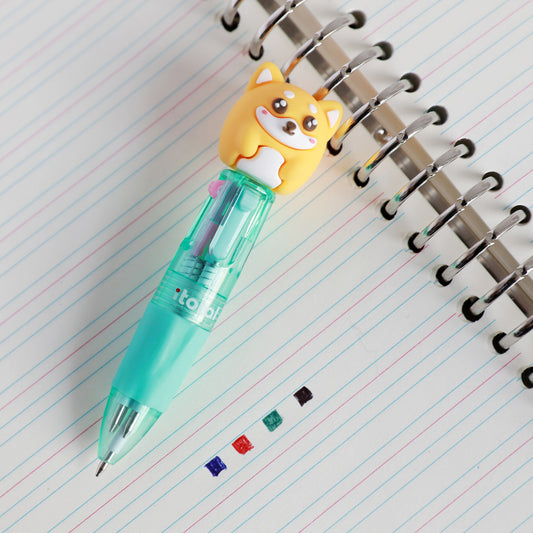 Mini-Stift mit Kopf als Shiba-Hund auf einem Spiralblock, daneben Punkte in den vier Tintenfarben