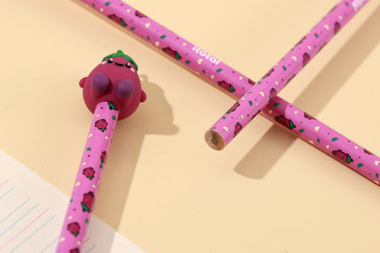 Nahaufnahme der lächelnden 3D-Figur Aubergine am Bleistiftende auf liniertem Papier