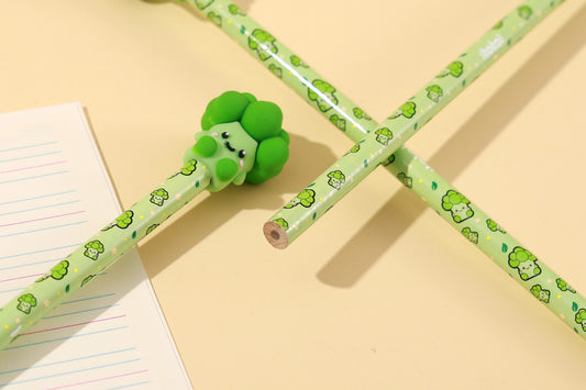 Nahaufnahme der lächelnden 3D-Figur Brokkoli am Bleistiftende auf liniertem Papier