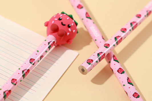 Nahaufnahme der lächelnden 3D-Figur Erdbeere am Bleistiftende auf liniertem Papier