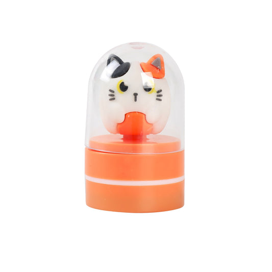 Stempel mit Figur weiße Katze mit orangefarbenen Flecken unter der durchsichtigen Schutzkappe