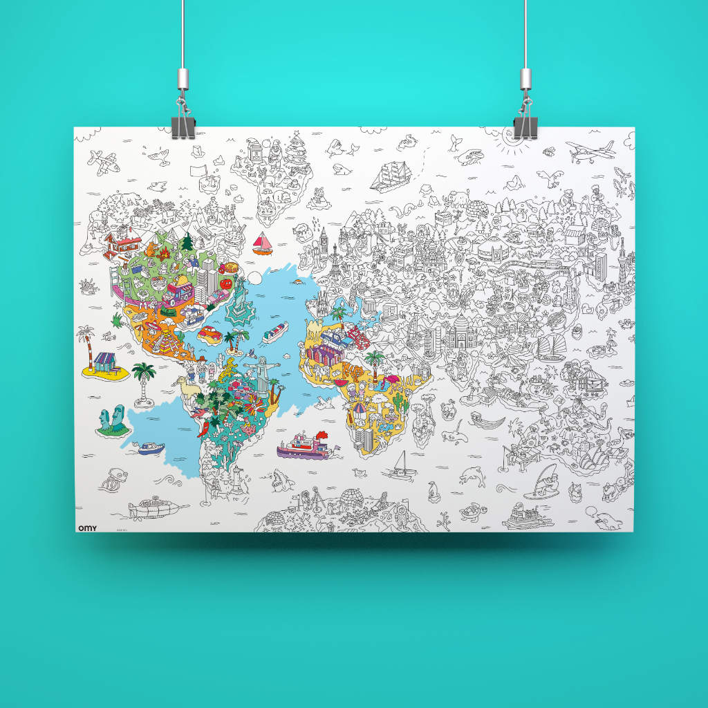 OMY Atlas-Riesen-Ausmalposter an Schnüren hängend: bunte Weltkarte und graue Ausmalfelder auf weißem Grund