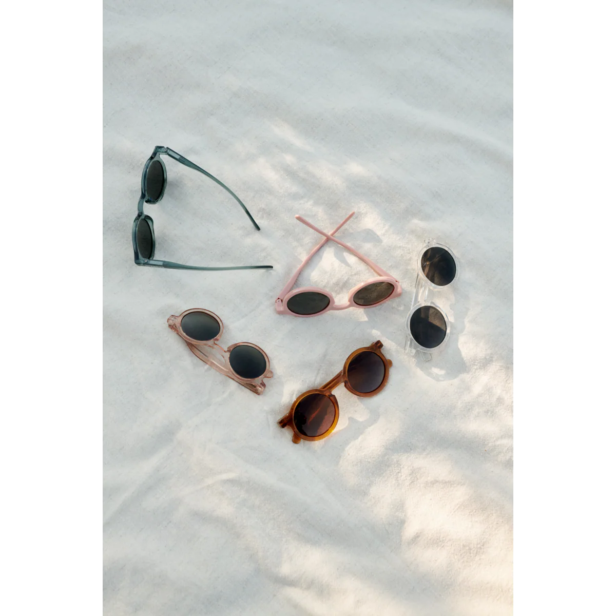 Liewood DARLA Sonnenbrille mit rundem Rahmen aus transparentem Kunststoff in Roséton