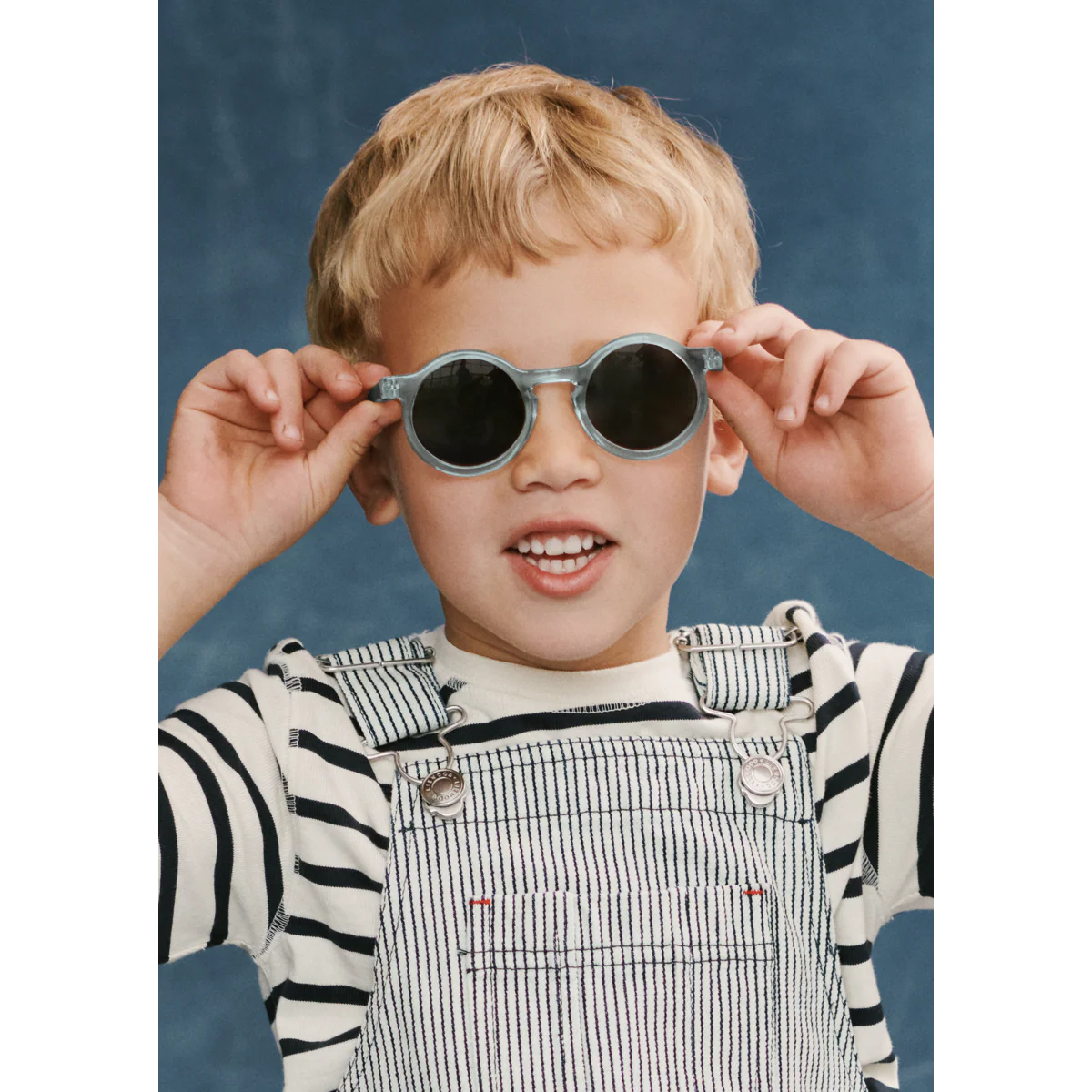 Kindersonnenbrille DARLA von Liewood mit rundem Rahmen aus transparentem Polycarbonat in Blau