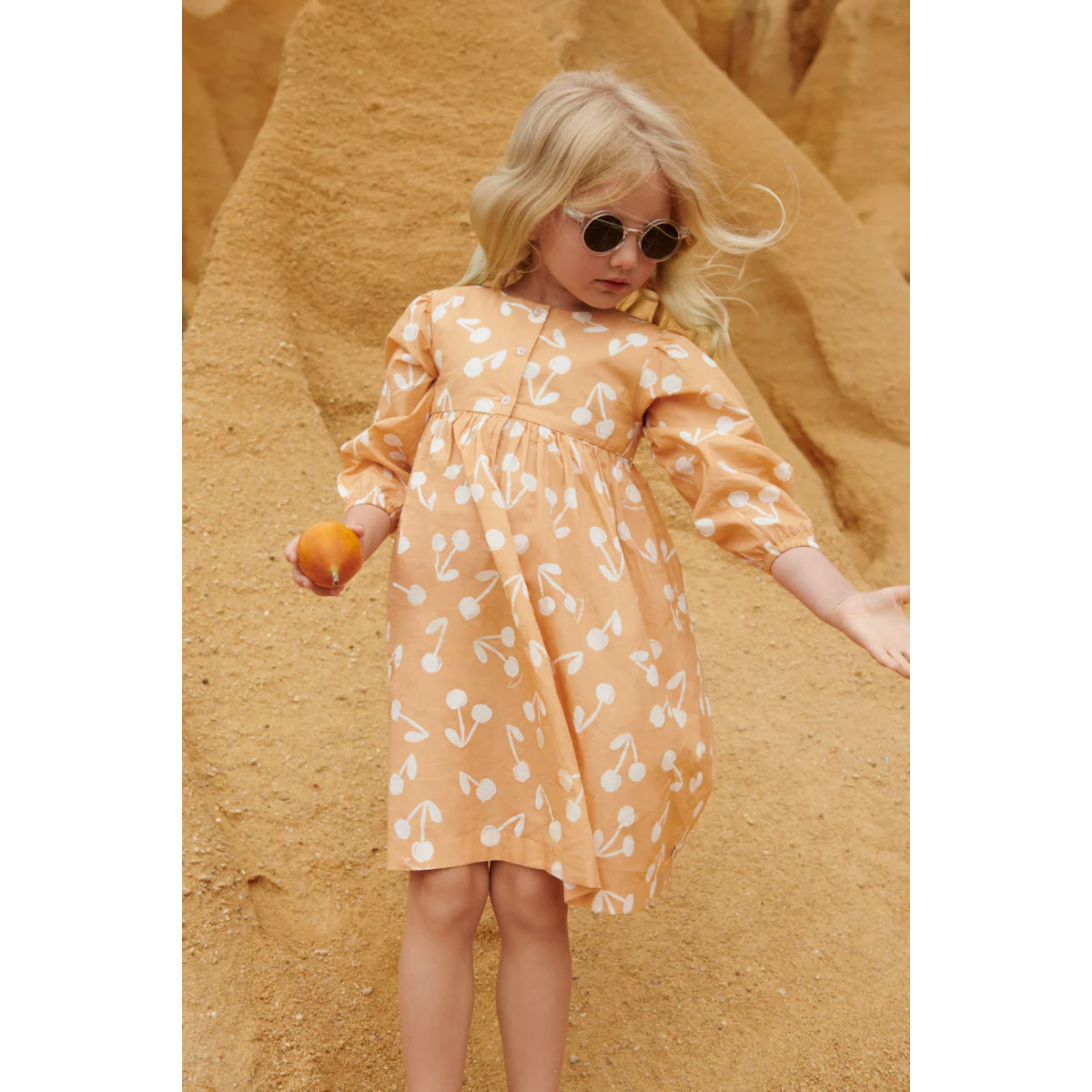 Liewood Darla Junior Sonnenbrille mit runder Form und transparentem rosa Rahmen aus Polycarbonat