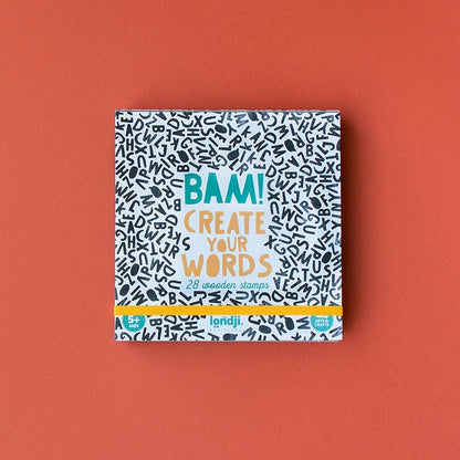 Verpackung des Londji Stempelsets BAM! Create Your Words mit weißem Muster und bunten Lettern auf orangefarbenem Untergrund