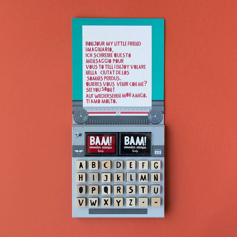 Londji BAM! Words, aufgeklappte Schachtel im Schreibmaschinen-Look mit Buchstabenstempeln und Textkarte