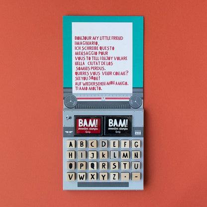 Londji BAM! Words, aufgeklappte Schachtel im Schreibmaschinen-Look mit Buchstabenstempeln und Textkarte