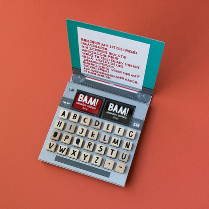 Londji BAM! Words, Schachtel im Schreibmaschinen-Look mit Buchstabenstempeln und grüner Textkarte