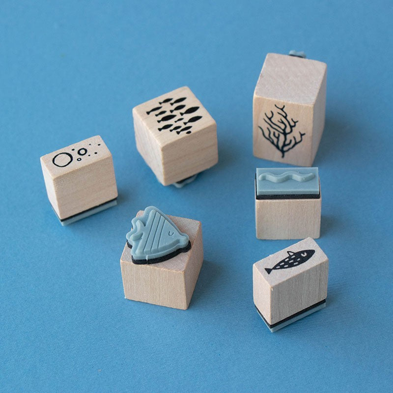 Londji Sea Calm Stamps Stempelset, sechs Holzstempel mit Motiven von Fischen, Wellen, Korallen und Blasen