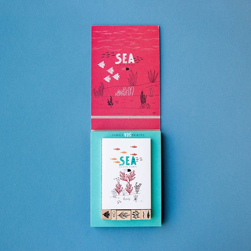 Londji Sea Calm Stamps, geöffnete Schachtel mit pinkfarbenem Deckel, Faltblättern und Holzstempeln