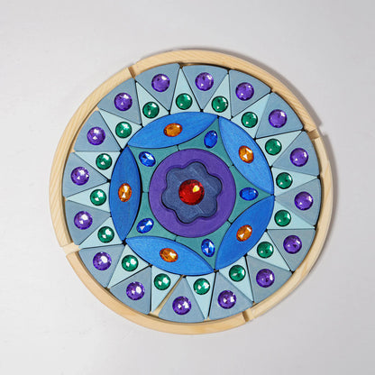 Grimm's Glitzermandala mit 44 Holzklötzchen und bunten Acryglitzersteinen in kreisförmigem Rahmen