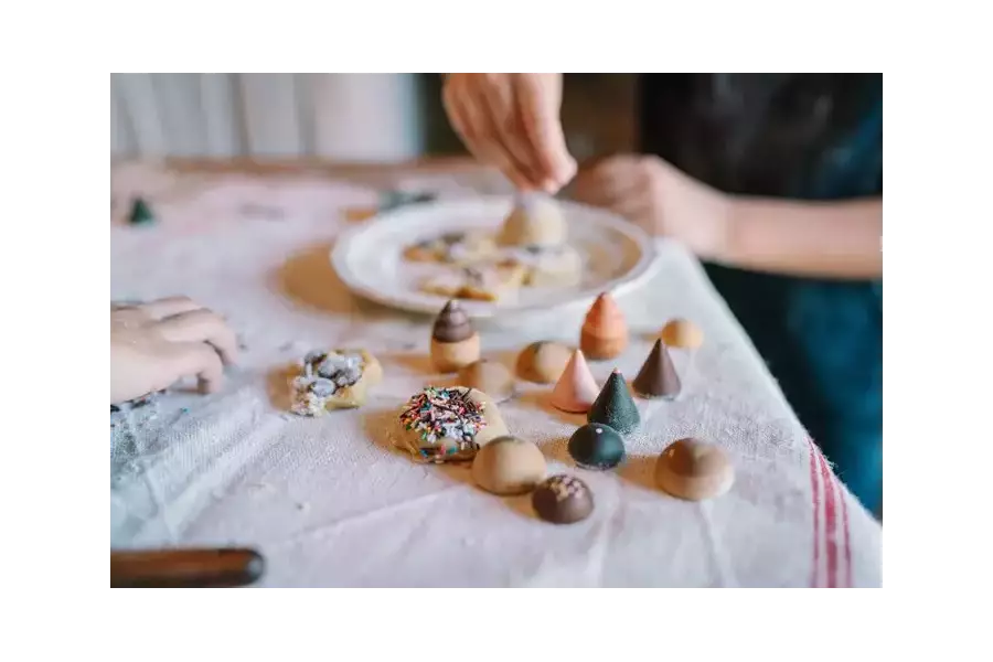 Grapat Bakes Backwaren aus naturbelassenem Holz für Kaufladen und Kinderküche
