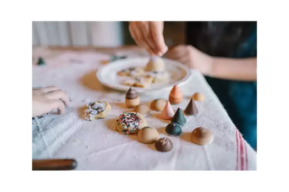 Grapat Bakes Backwaren aus naturbelassenem Holz für Kaufladen und Kinderküche