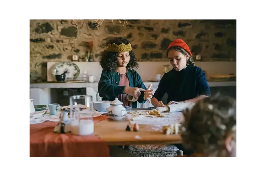 Grapat Bakes Backwaren aus naturbelassenem Holz für Kaufladen und Kinderküche