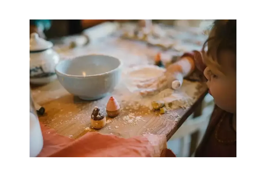 Grapat Bakes Backwaren aus naturbelassenem Holz für Kaufladen und Kinderküche