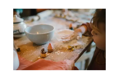 Grapat Bakes Backwaren aus naturbelassenem Holz für Kaufladen und Kinderküche