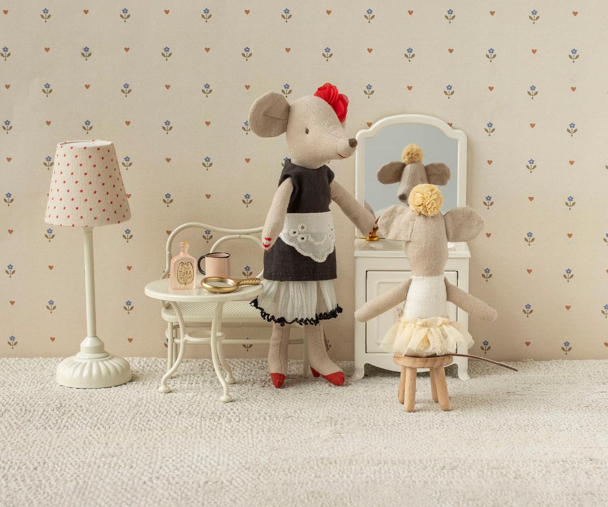 Kleine Ballerinamaus Maileg mit zartem Off-Weiß Ballettkleid und feinen Details