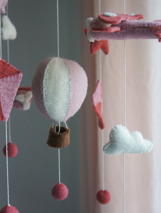Gamcha Filz-Mobile Detailansicht mit rosa-weißem Ballon, weißer Wolke und roten Filzkugeln hängend