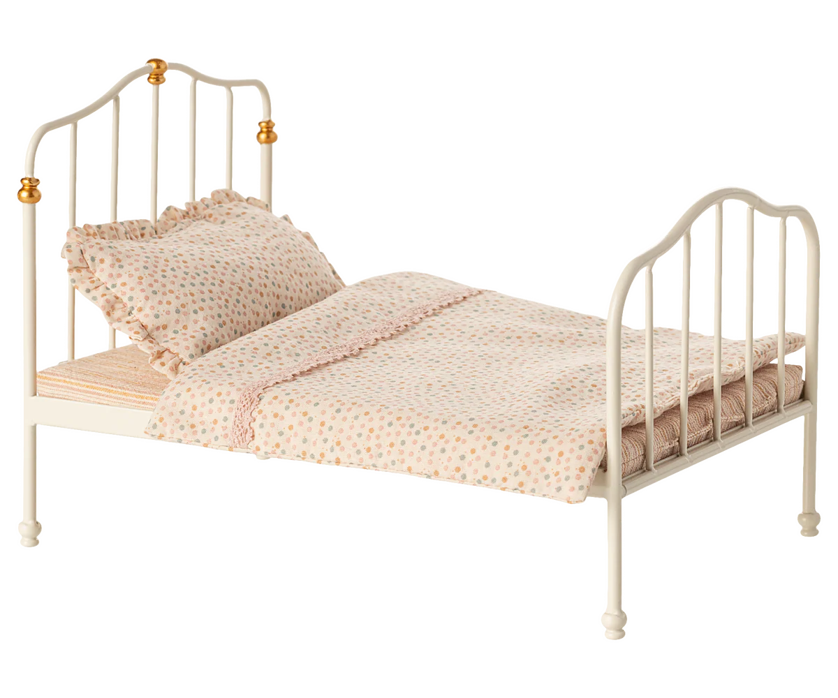 Cremefarbenes Vintage-Bett aus Holz für Mäuse von Maileg