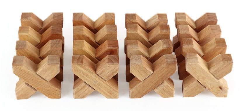 Bauspiel X-Klötze, vier Stapel X-förmiger Holzklötze aus naturbelassenem Holz, Packshot