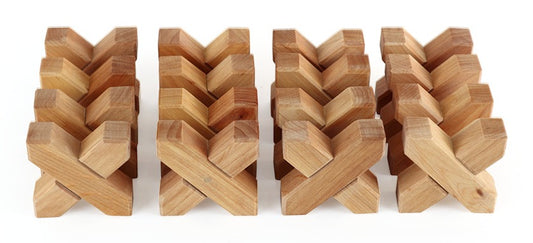 Bauspiel X-Klötze, vier Stapel X-förmiger Holzklötze aus naturbelassenem Holz, Packshot