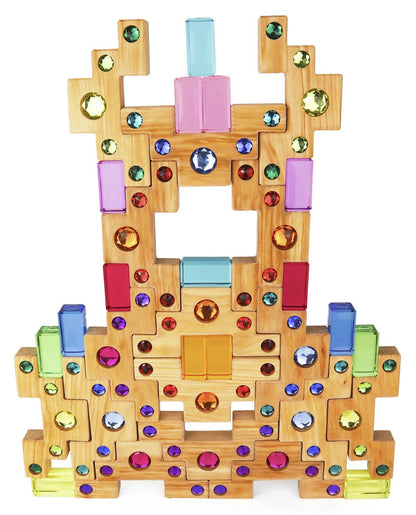 Turm aus Bauspiel Treppenklötzen mit Funkelsteinen und bunten Lichtbauquadern, frei gebaut