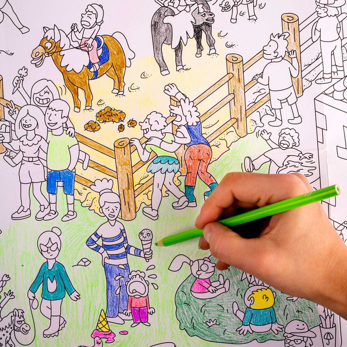 Kind malt mit grünem Stift auf OMY Ponyclub-Ausmalposter mit Bauernhof-Szene