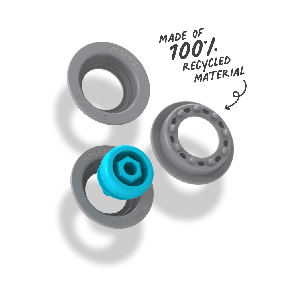 Drei graue Makedo Roto-Ringe und ein blauer Ring in Packshot, Hinweis auf 100% recyceltes Material