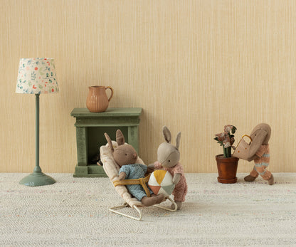 Kleiner Stoffhase sitzt im Maileg Babysitter Mikro, ein zweiter hält ihm einen bunten Ball hin