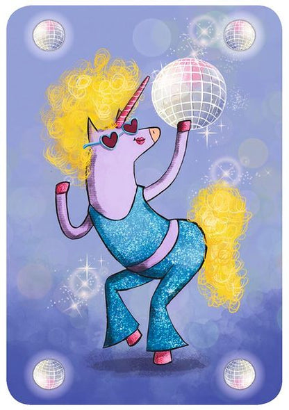 Spielkarte mit pinkem Einhorn mit gelbem Haar und Herzaugen, das auf lila Hintergrund tanzt und Diskokugeln hält