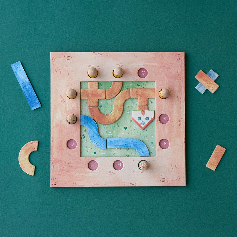 Londji Best Friends Spiel von oben mit rosa Brett, Puzzle-Teilen und Knöpfen auf grünem Untergrund