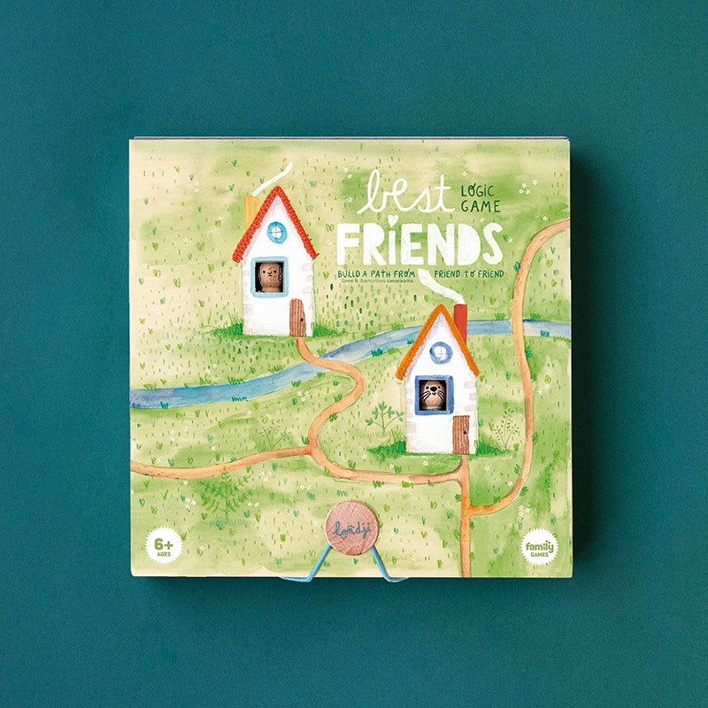 Verpackung des Londji Best Friends Spiels mit zwei weißen Häusern, Wegen und grüner Wiese auf pastellfarbener Illustration